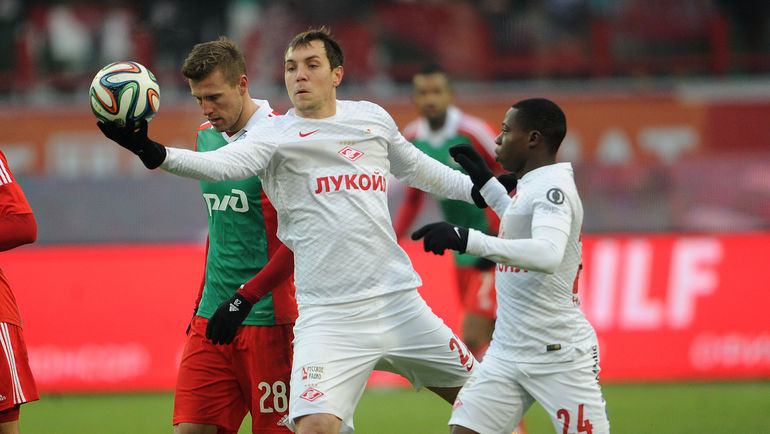 Квинси ПРОМЕС (справа) желает Артему ДЗЮБЕ (в центре) всего наилучшего. Фото Алексей ИВАНОВ,