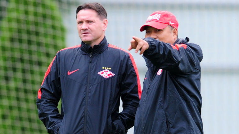 Главный тренер красно-белых Дмитрий АЛЕНИЧЕВ и китайский врач команды ЛЮ ХУНШЭН. Фото Никита УСПЕНСКИЙ,