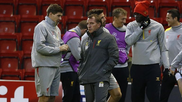 Стивен ДЖЕРРАРД полагает, что мог бы стать играющим тренером в штабе Брендана РОЛДЖЕРСА. Фото REUTERS