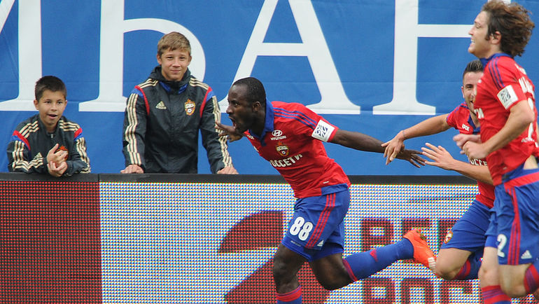 22-я минута. Сейду ДУМБЬЯ сделал счет 2:0 в пользу красно-синих. Фото Алексей ИВАНОВ,