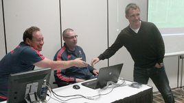 Главный тренер ЦСКА Леонид СЛУЦКИЙ (слева) приветствует своего помощника Виктора ГОНЧАРЕНКО.