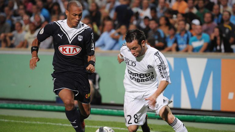 Матье ВАЛЬБУЭНА (справа) пытается уйти от Йоана ГУФФРАНА. Фото AFP