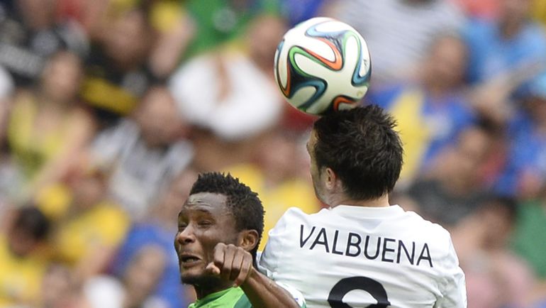 Матье ВАЛЬБУЭНА выигрывает верховую борьбу у нигерийца Джона ОБИ МИКЕЛА в матче 1/8 финала чемпионата мира. Фото AFP