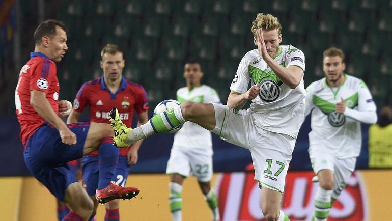 Василий БЕРЕЗУЦКИЙ следит за стыком Сергея ИГНАШЕВИЧА и Андре ШЮРРЛЕ. Фото REUTERS