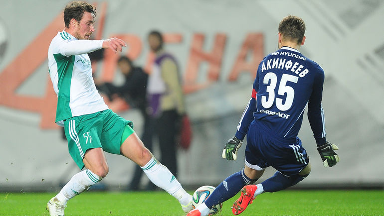 27 марта 2014 года. Химки. Игорь ЛЕБЕДЕНКО (слева) атакует ворота Игоря АКИНФЕЕВА. Фото Антон СЕРГИЕНКО