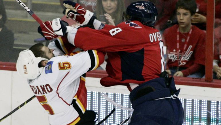 Марк ДЖИОРДАНО в схватке с Александром ОВЕЧКИНЫМ. Фото REUTERS