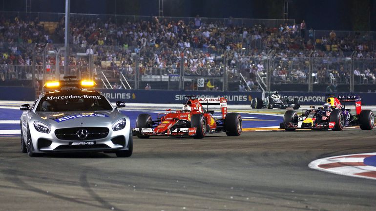 Первое, но не последнее появление сейфети-кара. Фото REUTERS