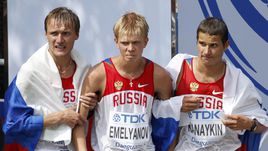28 августа 2011 года. Тэгу. Победитель чемпионата мира Валерий БОРЧИН (слева) и серебряный призер Владимир КАНАЙКИН (справа) успокаивают Станислава ЕМЕЛЬЯНОВА, ставшего пятым. Сейчас все они дисквалифицированы.