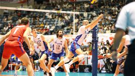 Сегодня. Токио. США - Россия - 3:0. Мяч принимает Сергей ТЕТЮХИН.