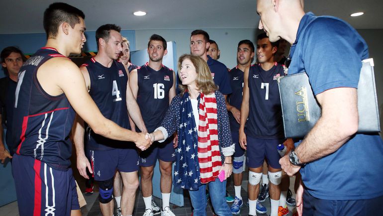 Кэролайн КЕННЕДИ и сборная США. Фото fivb.org