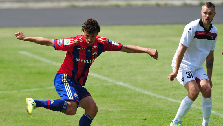 Игра полузащитника ЦСКА Романа ЕРЕМЕНКО (слева) импонирует Сергею КОРМИЛЬЦЕВУ. Фото Александр ФЕДОРОВ,