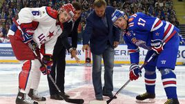 24 августа 2015 года. Санкт-Петербург. СКА - ЦСКА - 3:4. Этот эпизод мог бы войти в промо-ролик. На символическом вбрасывании перед открытием сезона КХЛ позируют (слева направо) Денис ДЕНИСОВ, Валерий КАМЕНСКИЙ, Олег ЗНАРОК и Илья КОВАЛЬЧУК.