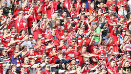 Обеспечивать безопасность на матче между