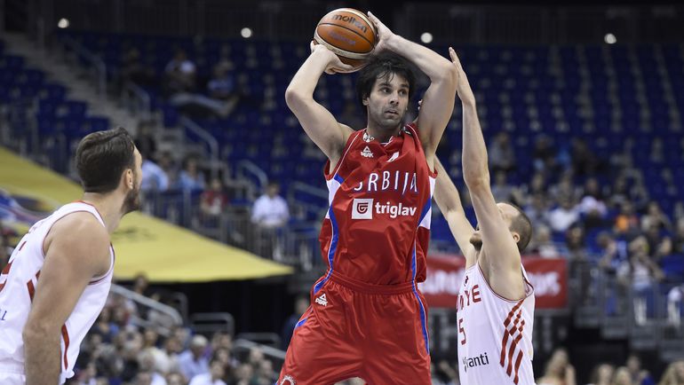 Милош ТЕОДОСИЧ (в центре). Фото AFP