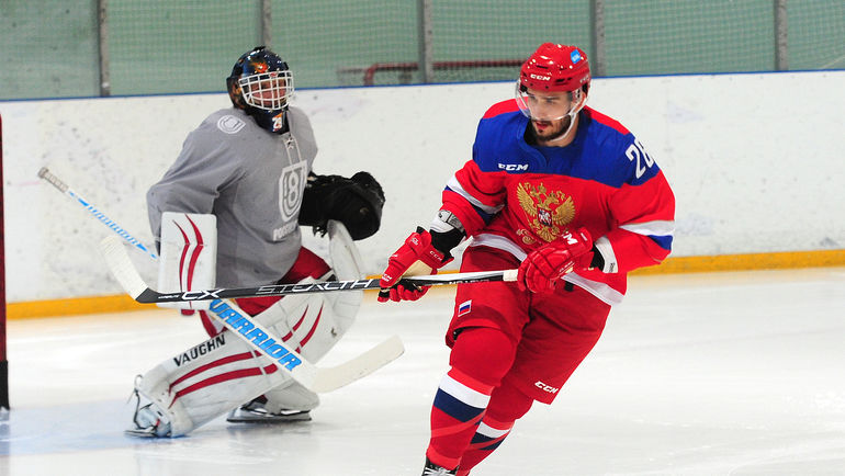 Первая тренировка Вячеслава ВОЙНОВА в России. Вратарь юниорской сборной челябинец Максим КАЛЯЕВ старался быть достойным визави своему земляку. Фото Федор УСПЕНСКИЙ,