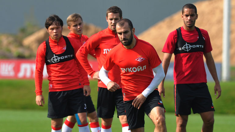 Четверг. Тарасовка. Юра МОВСИСЯН уже начал работать с мячом. Фото Александр ФЕДОРОВ,