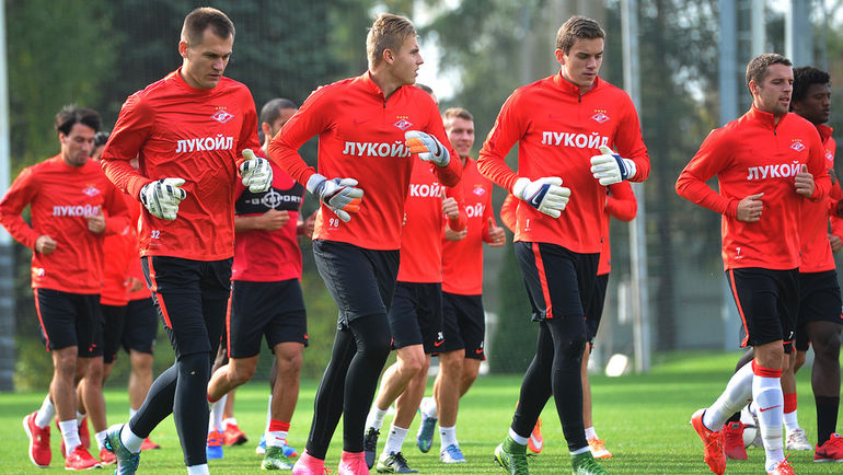 Четверг. Тарасовка. Капитан красно-белых Артем РЕБРОВ (слева), как всегда серьезен. Фото Александр ФЕДОРОВ,