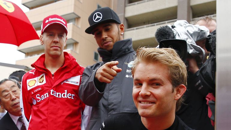 Четверг. Сузука. Себастьян ФЕТТЕЛЬ, Льюис ХЭМИЛТОН и Нико РОСБЕРГ. Фото REUTERS