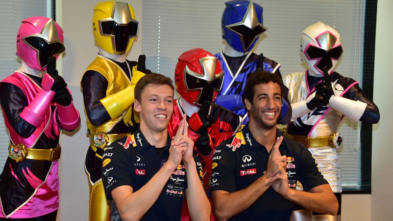 Среда. Токио. Даниил КВЯТ и Даниэль РИККЬЯРДО во время промо-акции. Фото AFP