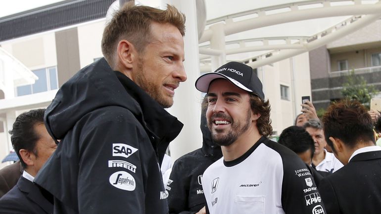 Четверг. Сузука. Дженсон БАТТОН и Фернандо АЛОНСО. Фото REUTERS