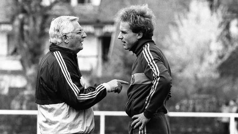 18 апреля 1984 года. Карл-Хайнц РУММЕНИГГЕ (справа) с главным тренером сборной ФРГ Юппом ДЕРВАЛЕМ. Фото AFP