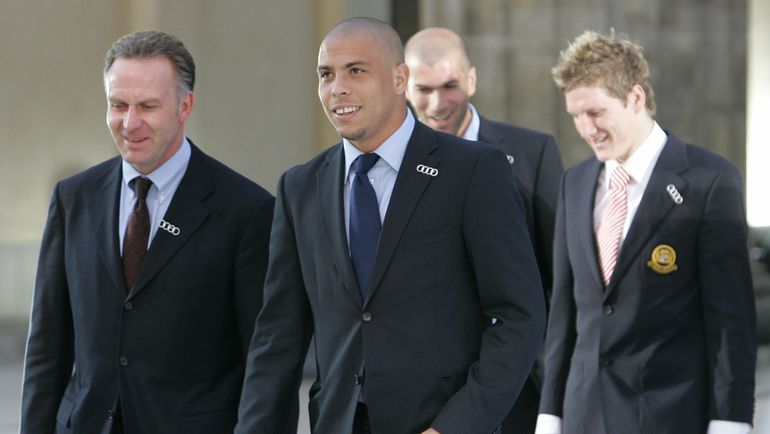 Карл-Хайнц РУММЕНИГГЕ, РОНАЛДО, Зинедин ЗИДАН и Бастиан ШВАЙНШТАЙГЕР (слева направо). Фото REUTERS