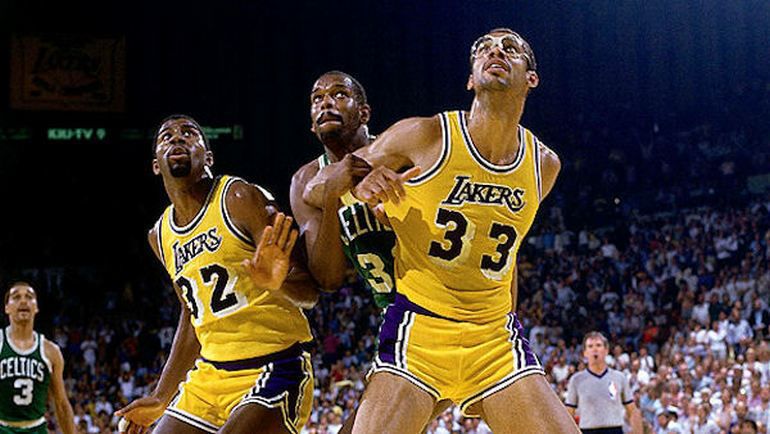 Мэджик ДЖОНСОН (№32) и Карим АБДУЛ-ДЖАББАР (№33). Фото wordpress.com