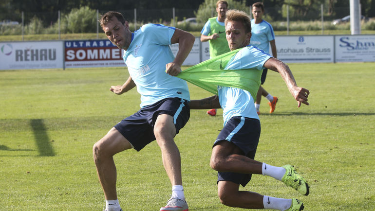 Дриблинг - не самая сильная сторона Артема ДЗЮБЫ (слева). Фото Вячеслав ЕВДОКИМОВ, ФК