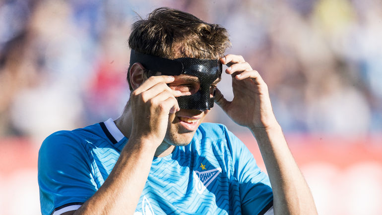 Артем ДЗЮБА при своих габаритах не чурается борьбы. Иногда это заканчивается травмами. Фото Вячеслав ЕВДОКИМОВ, ФК