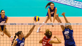 Понедельник. Роттердам. Россия - Хорватия - 0:3. У сетки - Ирина ЗАРЯЖКО (слева) и Татьяна КОШЕЛЕВА (№15).