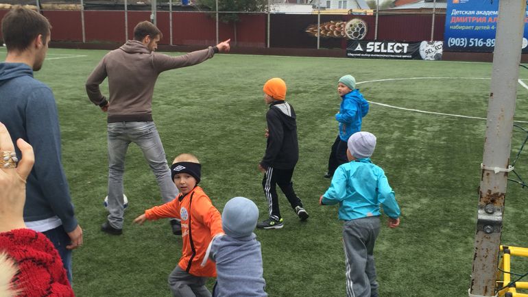 Вторник. Беляниново. Дмитрий и Кирилл КОМБАРОВЫ поиграли в футбол с детьми. Фото Филипп ПАПЕНКОВ, Вторник. Беляниново. Дмитрий и Кирилл КОМБАРОВЫ поиграли в футбол с детьми. Фото Филипп ПАПЕНКОВ,