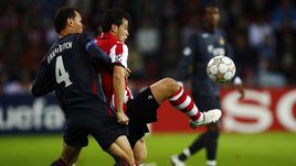 19 сентября 2007 года. Эйндховен. ПСВ - ЦСКА - 2:1. Сергей ИГНАШЕВИЧ в борьбе с Данко ЛАЗОВИЧЕМ.