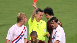 25 июня 2006 года. Нюрнберг. Португалия – Голландия – 1:0. В этом поединке Валентин ИВАНОВ показал 16 желтых карточек, 4 из которых стали красными. Филлип КОКУ (8) – справа.