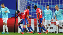 Сегодня. Москва. ЦСКА - ПСВ - 3:2. 7-я минута. Ахмед МУСА (второй слева) открыл счет в матче.