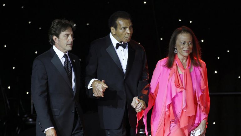 23 марта 2013 года. Мохаммед АЛИ (в центре) с женой и персональным помощником. Фото REUTERS 23 марта 2013 года. Мохаммед АЛИ (в центре) с женой и персональным помощником. Фото REUTERS