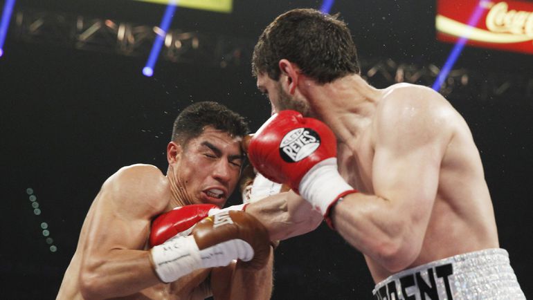 12 апреля 2014 года. Хабиб АЛЛАХВЕРДИЕВ (справа) в бою с Джесси ВАРГАСОМ. Фото REUTERS 12 апреля 2014 года. Хабиб АЛЛАХВЕРДИЕВ (справа) в бою с Джесси ВАРГАСОМ. Фото REUTERS