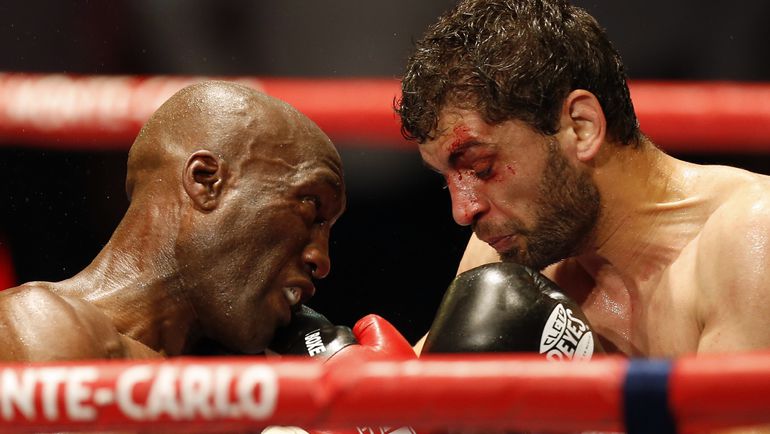 Хабиб АЛЛАХВЕРДИЕВ (справа) в бою с Сулейманом МБАЙЕ. Фото AFP Хабиб АЛЛАХВЕРДИЕВ (справа) в бою с Сулейманом МБАЙЕ. Фото AFP