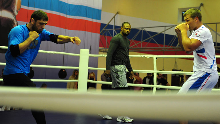 Хабиб АЛЛАХВЕРДИЕВ на тренировке с Роем ДЖОНСОМ (в центре) и Федором ЧУДИНОВЫМ (справа). Фото Никита УСПЕНСКИЙ, Хабиб АЛЛАХВЕРДИЕВ на тренировке с Роем ДЖОНСОМ (в центре) и Федором ЧУДИНОВЫМ (справа). Фото Никита УСПЕНСКИЙ,