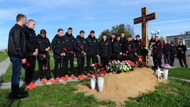 Воспитанники футбольной Академии имени Ф.Черенкова на могиле спартаковца на Троекуровском кладбище.