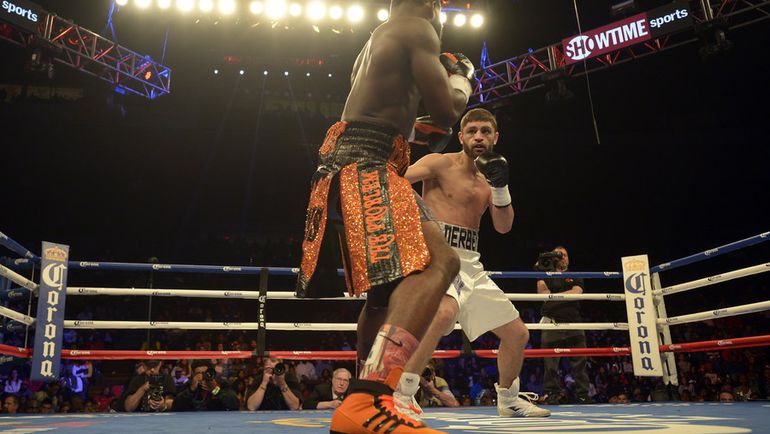 Хабиб АЛЛАХВЕРДИЕВ (справа) уступает Эдриену БРОНЕРУ. Фото AFP Хабиб АЛЛАХВЕРДИЕВ (справа) уступает Эдриену БРОНЕРУ. Фото AFP