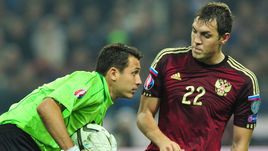 Основной голкипер сборной Молдавии Илья ЧЕБАНУ (слева) перед матчем с Россией призывает партнеров не позволять соперникам пасовать на Артема ДЗЮБУ.