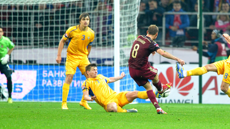 Капитан сборной Молдавии Александр ЕПУРЯНУ (второй слева) восстанавливается после разрыва крестообразной связки колена и не сыграет против России. Фото Татьяна ДОРОГУТИНА Капитан сборной Молдавии Александр ЕПУРЯНУ (второй слева) восстанавливается после разрыва крестообразной связки колена и не сыграет против России. Фото Татьяна ДОРОГУТИНА