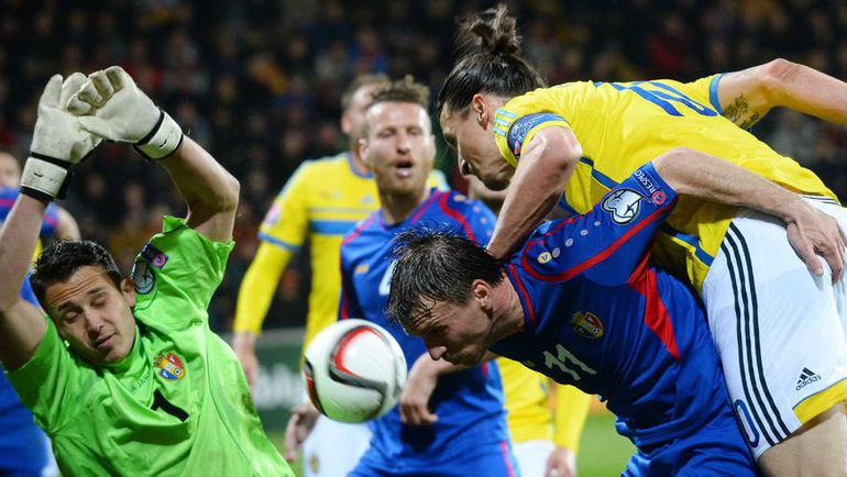 Курьезный гол Златана ИБРАГИМОВИЧА (справа) в ворота Ильи ЧЕБАНУ (слева). Фото AFP Курьезный гол Златана ИБРАГИМОВИЧА (справа) в ворота Ильи ЧЕБАНУ (слева). Фото AFP