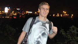 Понедельник. Шереметьево. Опоздавший в сборную Александр КОКОРИН.