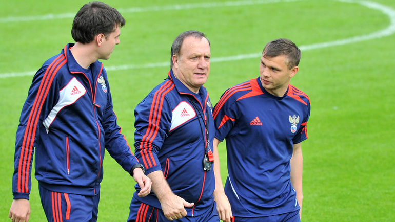 22 мая 2012 года. Марату ИЗМАЙЛОВУ (справа) пришлось приложить немало усилий, чтобы приехать в сборную к Дику АДВОКАТУ (в центре) вовремя. Фото Алексей ИВАНОВ, 22 мая 2012 года. Марату ИЗМАЙЛОВУ (справа) пришлось приложить немало усилий, чтобы приехать в сборную к Дику АДВОКАТУ (в центре) вовремя. Фото Алексей ИВАНОВ,