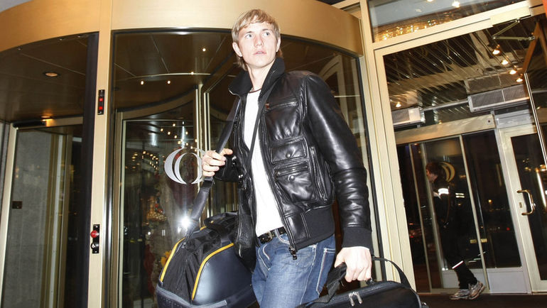 9 октября 2007 года. Роман ПАВЛЮЧЕНКО с опозданием прибывает в отель сборной 9 октября 2007 года. Роман ПАВЛЮЧЕНКО с опозданием прибывает в отель сборной