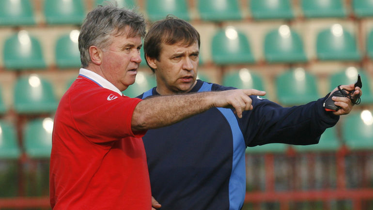 20 августа 2007 года. Гус ХИДДИНК (слева) и Александр БОРОДЮК не простиили опоздавшего в сборную Сергея Игнашевича и отправили его восвояси. Фото Александр ВИЛЬФ 20 августа 2007 года. Гус ХИДДИНК (слева) и Александр БОРОДЮК не простиили опоздавшего в сборную Сергея Игнашевича и отправили его восвояси. Фото Александр ВИЛЬФ