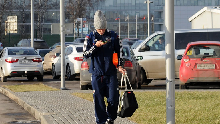 10 ноября 2014 года. Александр КОКОРИН прибывает в отель сборной России в Шереметьево за четыре минуты до дедлайна, но без опоздания. Фото Никита УСПЕНСКИЙ, 10 ноября 2014 года. Александр КОКОРИН прибывает в отель сборной России в Шереметьево за четыре минуты до дедлайна, но без опоздания. Фото Никита УСПЕНСКИЙ,