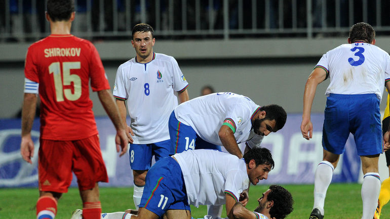 15 октября 2013 года. Баку. Азербайджан - Россия - 1:1. Автор гола гостей Роман ШИРОКОВ (слева) наблюдает за поздравлениями игроками хозяев Вагифа ДЖАВАДОВА. Фото Алексей ИВАНОВ, 15 октября 2013 года. Баку. Азербайджан - Россия - 1:1. Автор гола гостей Роман ШИРОКОВ (слева) наблюдает за поздравлениями игроками хозяев Вагифа ДЖАВАДОВА. Фото Алексей ИВАНОВ,