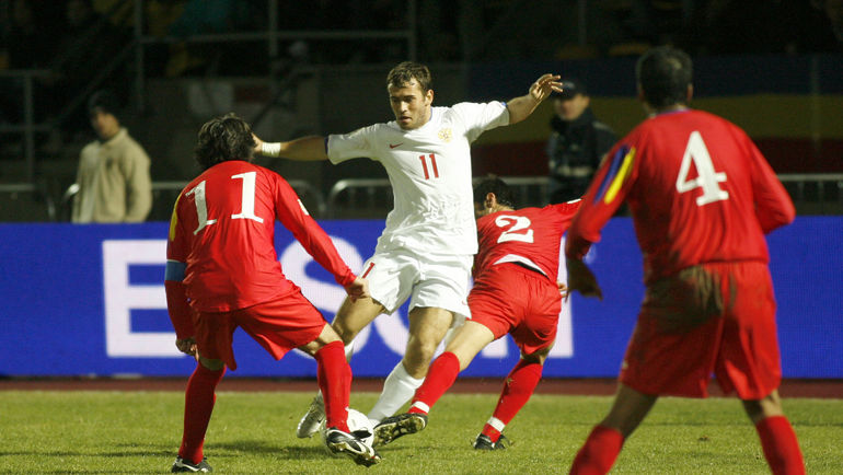 21 ноября 2007 года. Андорра-ла-Велья. Андорра - Россия - 0:1. Александр КЕРЖАКОВ (второй слева) среди футболистов сборной Андорры. Фото Александр ВИЛЬФ 21 ноября 2007 года. Андорра-ла-Велья. Андорра - Россия - 0:1. Александр КЕРЖАКОВ (второй слева) среди футболистов сборной Андорры. Фото Александр ВИЛЬФ